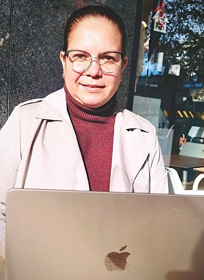 Eva Souza trabalhando no notebook